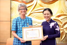 Entregan medalla “Por la paz y amistad entre los dos pueblos” a la embajadora de España en Vietnam