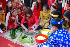 Ofrecen “Banh chung”, pastel típico del Tet, a niños desfavorecidos en Vietnam