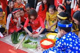 Ofrecen “Banh chung”, pastel típico del Tet, a niños desfavorecidos en Vietnam