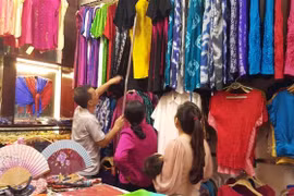 Aldea dedicada a la seda en Vietnam atrae a turistas extranjeros