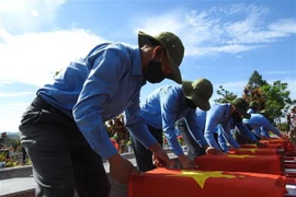 Entierran restos de combatientes voluntarios vietnamitas caídos en Camboya