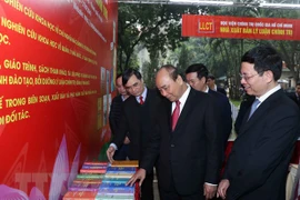 Asiste premier de Vietnam a exposición literaria por los 90 años del Partido Comunista