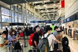 Regresan a casa más de 340 ciudadanos vietnamitas varados en Estados Unidos