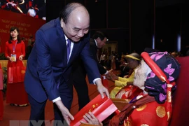 Premier de Vietnam honra a las madres heroicas nacionales 