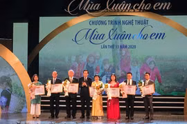 Honran en Vietnam a personas con contribuciones al cuidado y la protección infantil