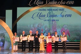 Honran en Vietnam a personas con contribuciones al cuidado y la protección infantil