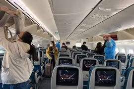 Autoridades de la aviación de Vietnam multarán a pasajeros sin mascarillas en los vuelos