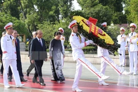 Dirigentes de Vietnam rinden homenaje a héroes y mártires 