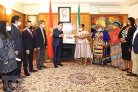 Embajada vietnamita en Sudáfrica ayuda a pobladores locales frente al COVID-19