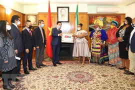 Embajada vietnamita en Sudáfrica ayuda a pobladores locales frente al COVID-19