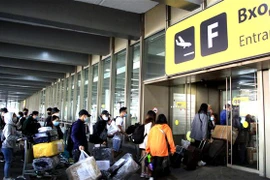 Más de 340 ciudadanos vietnamitas regresan al país de origen desde Rusia