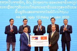 Vietnam dona mil toneladas de arroz a Laos para superar secuelas provocadas por desastres naturales