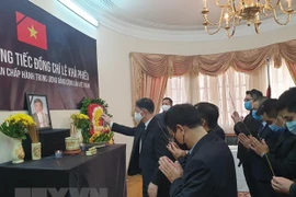 Embajadas de Vietnam en el extranjero rinden tributo póstumo al exdirigente Le Kha Phieu