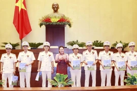Presidenta del Parlamento vietnamita se reúne con figuras ejemplares de la fuerza policial