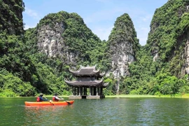 Travesía en kayak para contemplar la magnífica naturaleza de Trang An 
