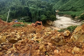 Recuperan cuerpos de 13 miembros de equipo de rescate tras deslizamientos de tierra en Vietnam