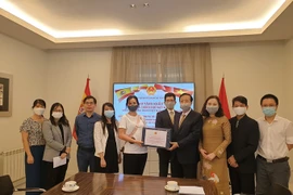 Gobierno vietnamita entrega mascarillas antibacterianas a compatriotas residentes en España
