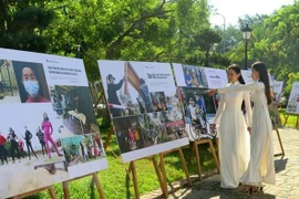 Inauguran exposición fotográfica sobre el control del coronavirus en Vietnam