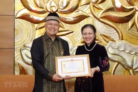 Condecoran a embajador indonesio con medalla de amistad de Vietnam