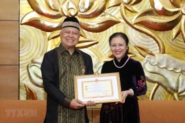 Condecoran a embajador indonesio con medalla de amistad de Vietnam