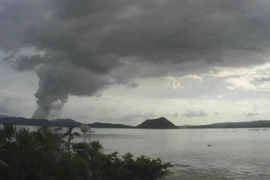 Filipinas advierte de posible explosión de lava por semanas del volcán Taal 