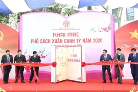 Calle primaveral de libros de Hanoi abre sus puertas al público 