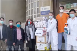 Vietnamitas donan miles de artículos médicos a hospitales checos 