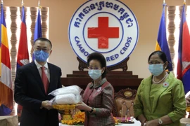 Cruz Roja de Vietnam dona suministros médicos a Camboya