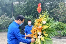 Jóvenes de Hanoi rinden homenaje a Lenin