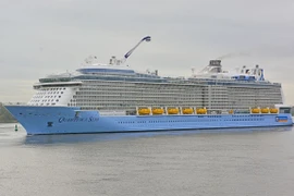 Arriba a Vietnam moderno crucero internacional de cinco estrellas