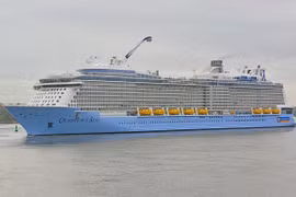 Arriba a Vietnam moderno crucero internacional de cinco estrellas