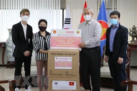 Gobierno vietnamita entrega mascarillas antibacterianas a compatriotas en Corea del Sur