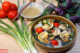 Sopa de fideos con caracoles, manjar típico de Hanoi 