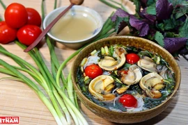 Sopa de fideos con caracoles, manjar típico de Hanoi 