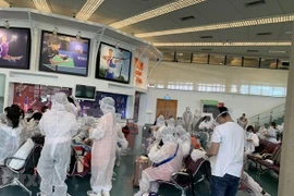 Repatrían a 240 vietnamitas varados en Singapur