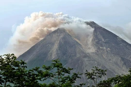 Erupción volcánica obliga a cierre de aeropuerto en Indonesia