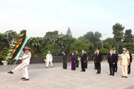 Dirigentes de Ciudad Ho Chi Minh rinden tributo a los caídos por la independencia nacional