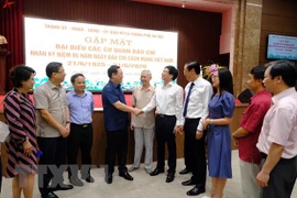 Dirigentes de Hanoi se reúnen con más de 300 periodistas
