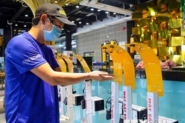 Regalan a Da Nang dispensadores de aerosol sin contacto para la prevención de coronavirus