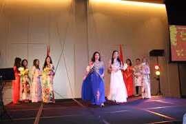  Brindan ambiente festivo del Tet a vietnamitas residentes en ultramar