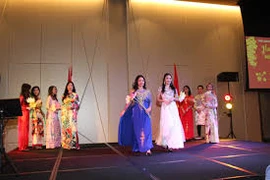 Brindan ambiente festivo del Tet a vietnamitas residentes en ultramar