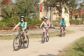 Ciudad vietnamita pone en funcionamiento turismo en bicicletas inteligentes