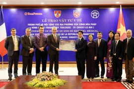 Hanoi presenta suministros médicos a localidades francesas