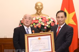 Vietnam otorga Orden de Amistad al asesor especial del primer ministro japonés