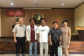 Recibe embajada de Vietnam en Tailandia a pescadores connacionales rescatados