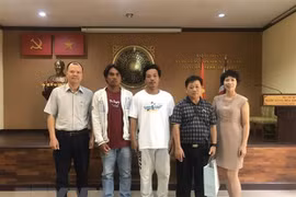 Recibe embajada de Vietnam en Tailandia a pescadores connacionales rescatados
