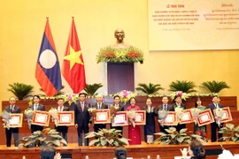 Entregan distinciones del Estado de Laos a destacados parlamentarios vietnamitas 