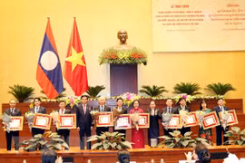 Entregan distinciones del Estado de Laos a destacados parlamentarios vietnamitas 