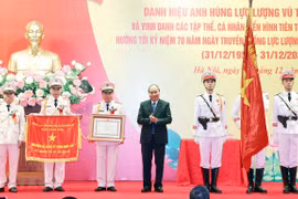 Recibe unidad policíaca vietnamita título de Héroe de Fuerzas Armadas Populares