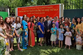 Honran a mujeres vietnamitas en Mozambique